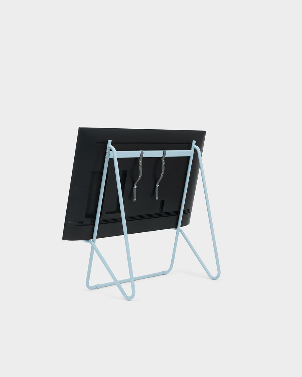 Vista posteriore del Bloom in Powder Blue con TV montata, struttura a cavalletto in metallo, packshot da studio