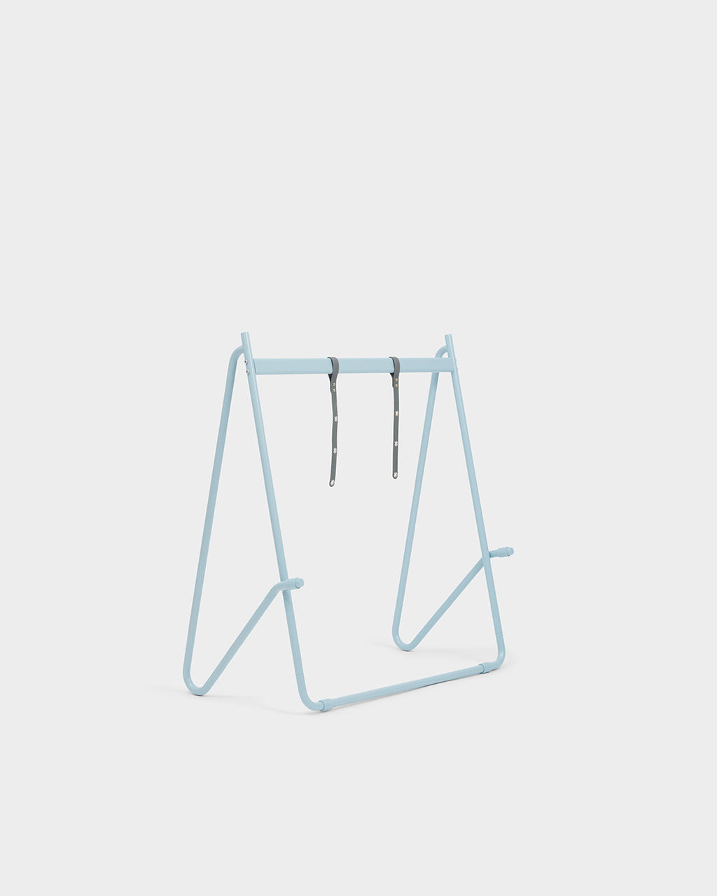 Bloom in Powder Blue (Stands Low): packshot in studio, vista di tre quarti del telaio a A con cinghie in pelle grigia