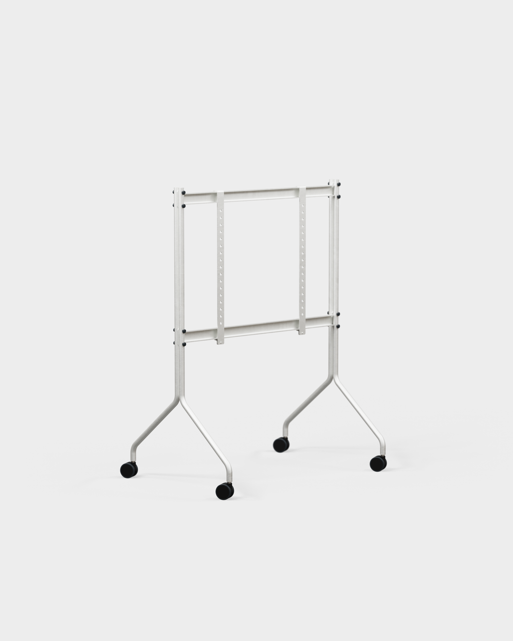 Moon in Cloudy Silver, supporto TV con ruote in vista laterale su sfondo grigio chiaro, struttura in metallo senza schermo