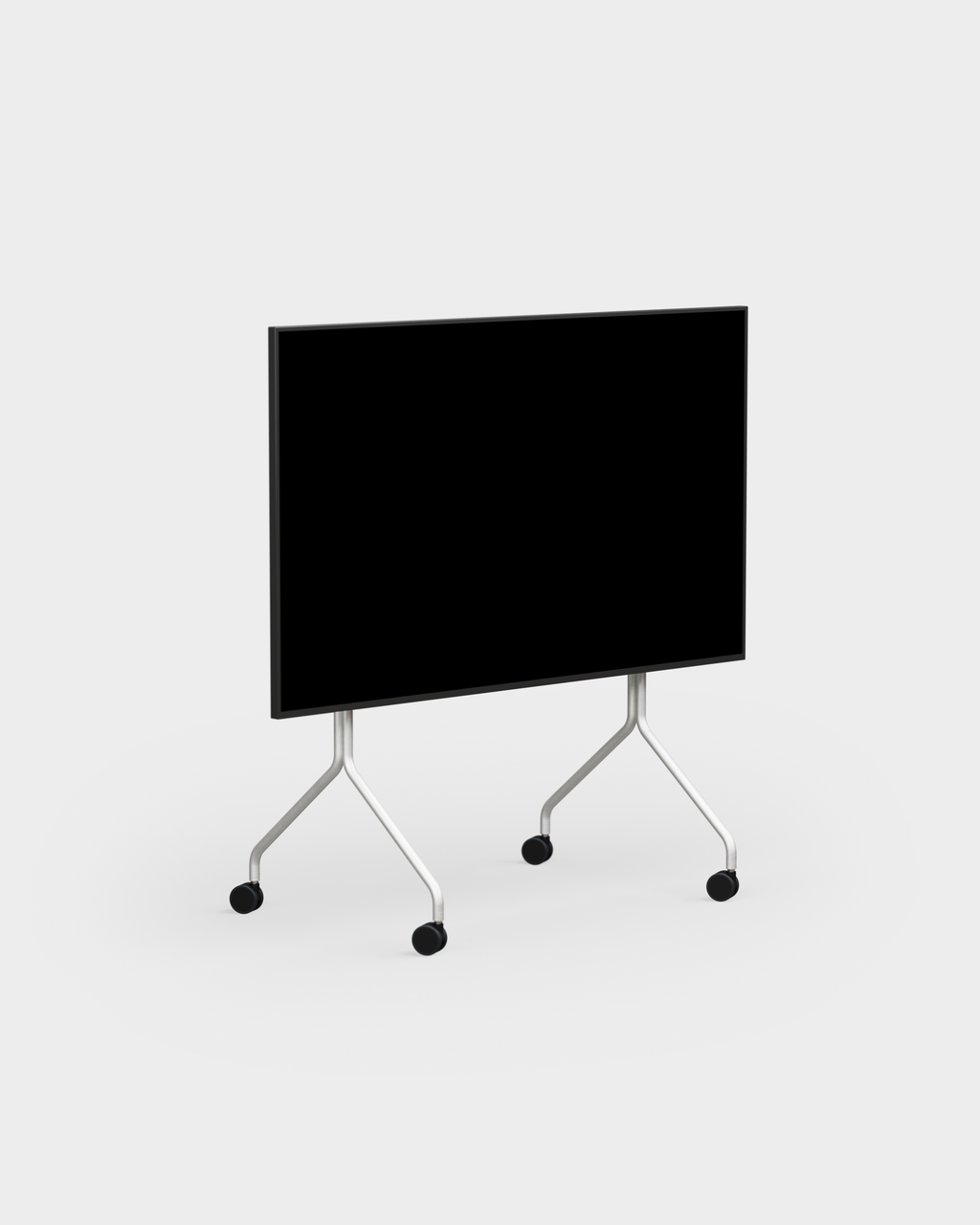 Moon in Cloudy Silver in packshot da studio, vista a tre quarti con TV in posizione verticale su stand con ruote nere