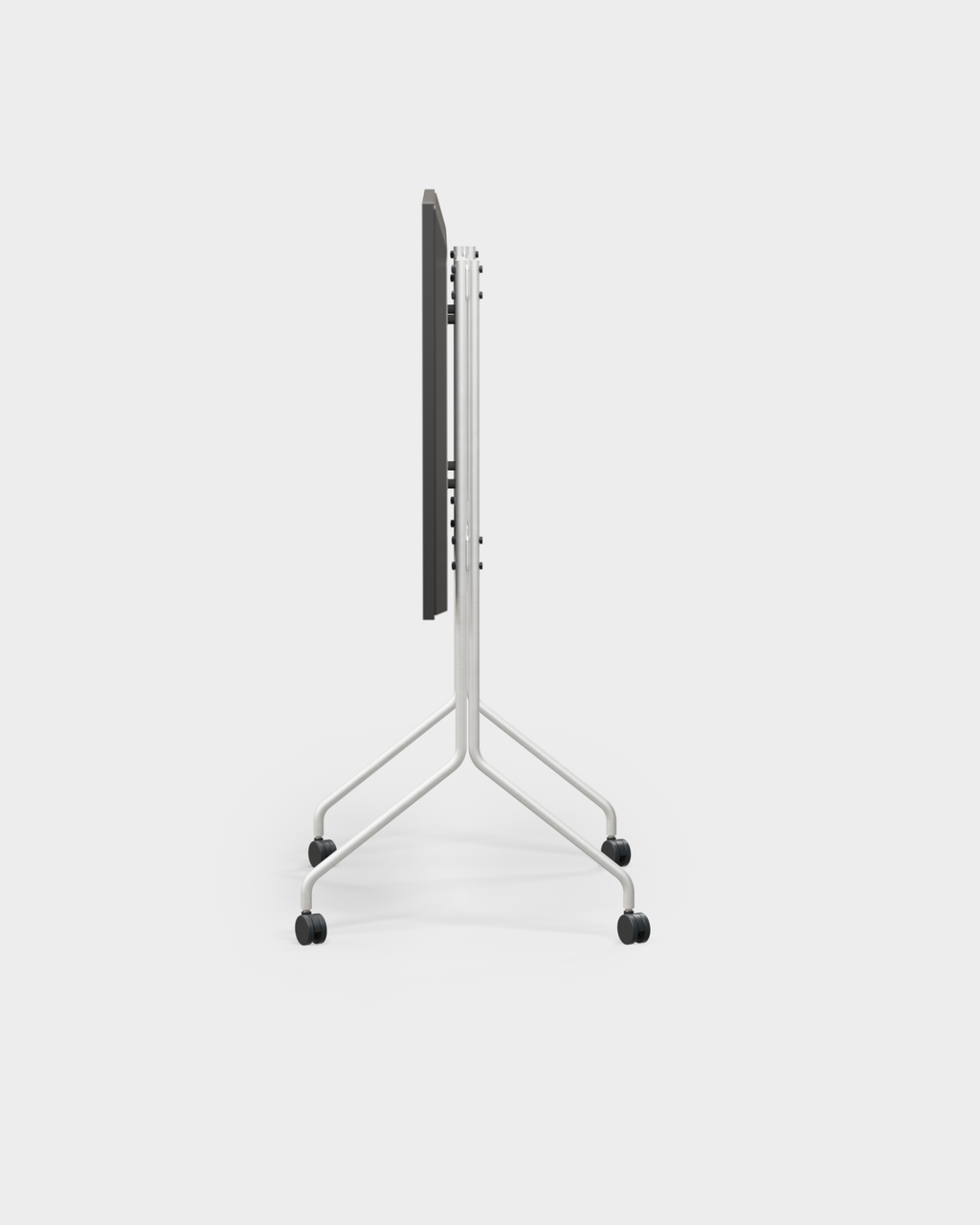 Moon Tall in Cloudy Silver di profilo in studio, stelo sottile, base a doppia T con quattro ruote piroettanti nere