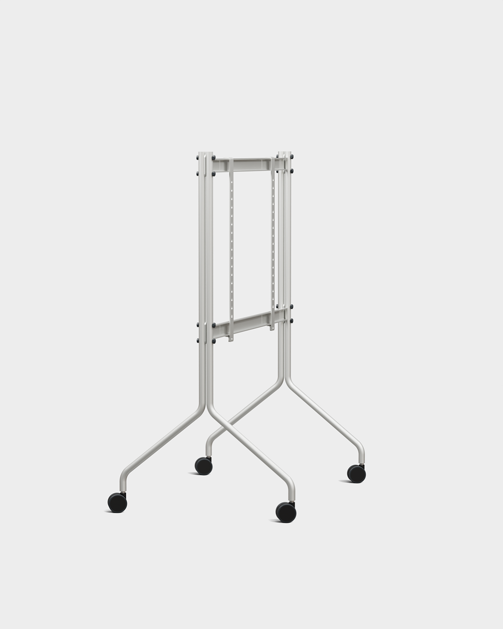 Moon in Cloudy Silver in packshot da studio, vista a tre quarti con TV in posizione verticale su stand con ruote nere
