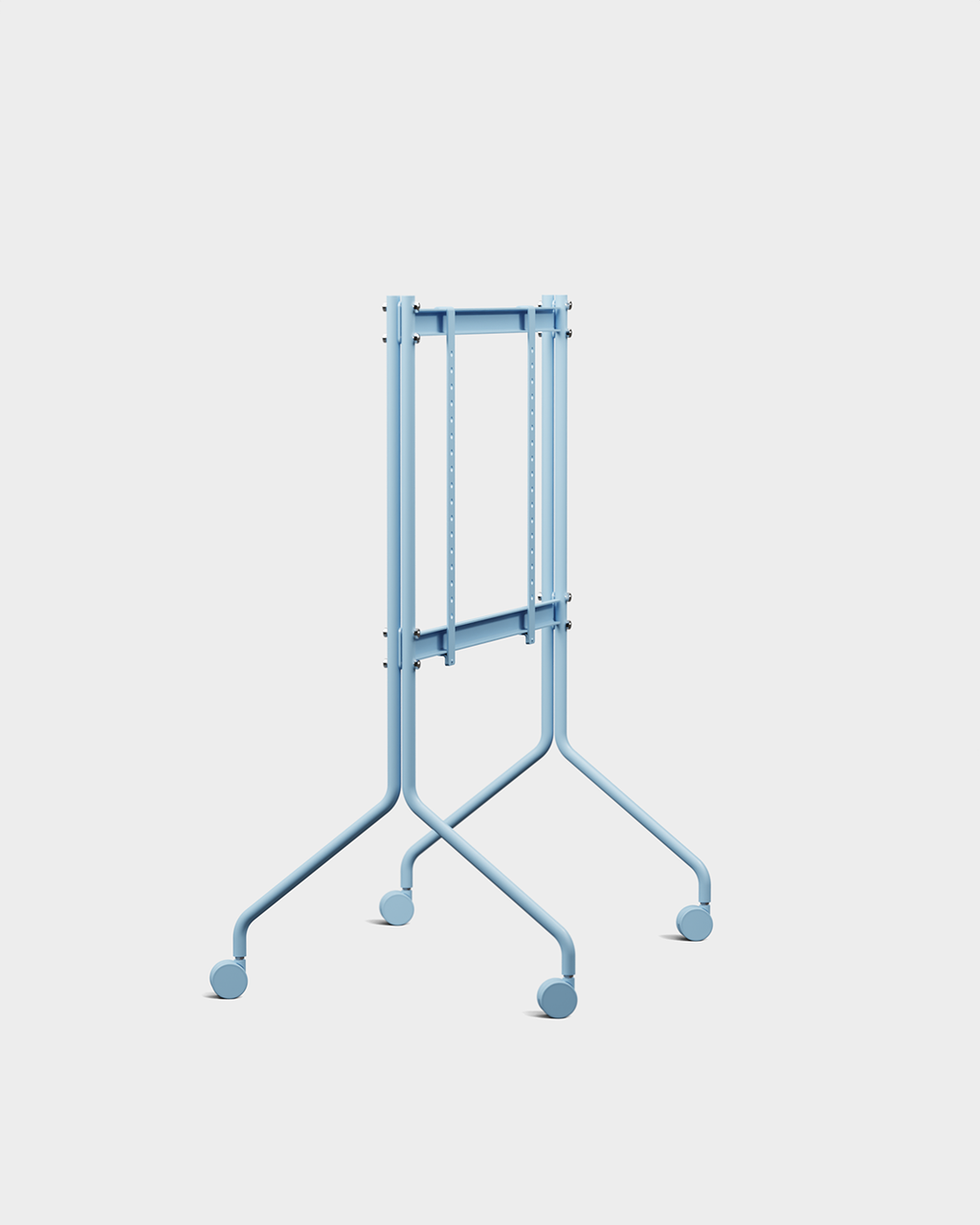 Supporto Moon in Powder Blue con ruote, mostrato in diagonale in un packshot in studio con piano nero ripiegato