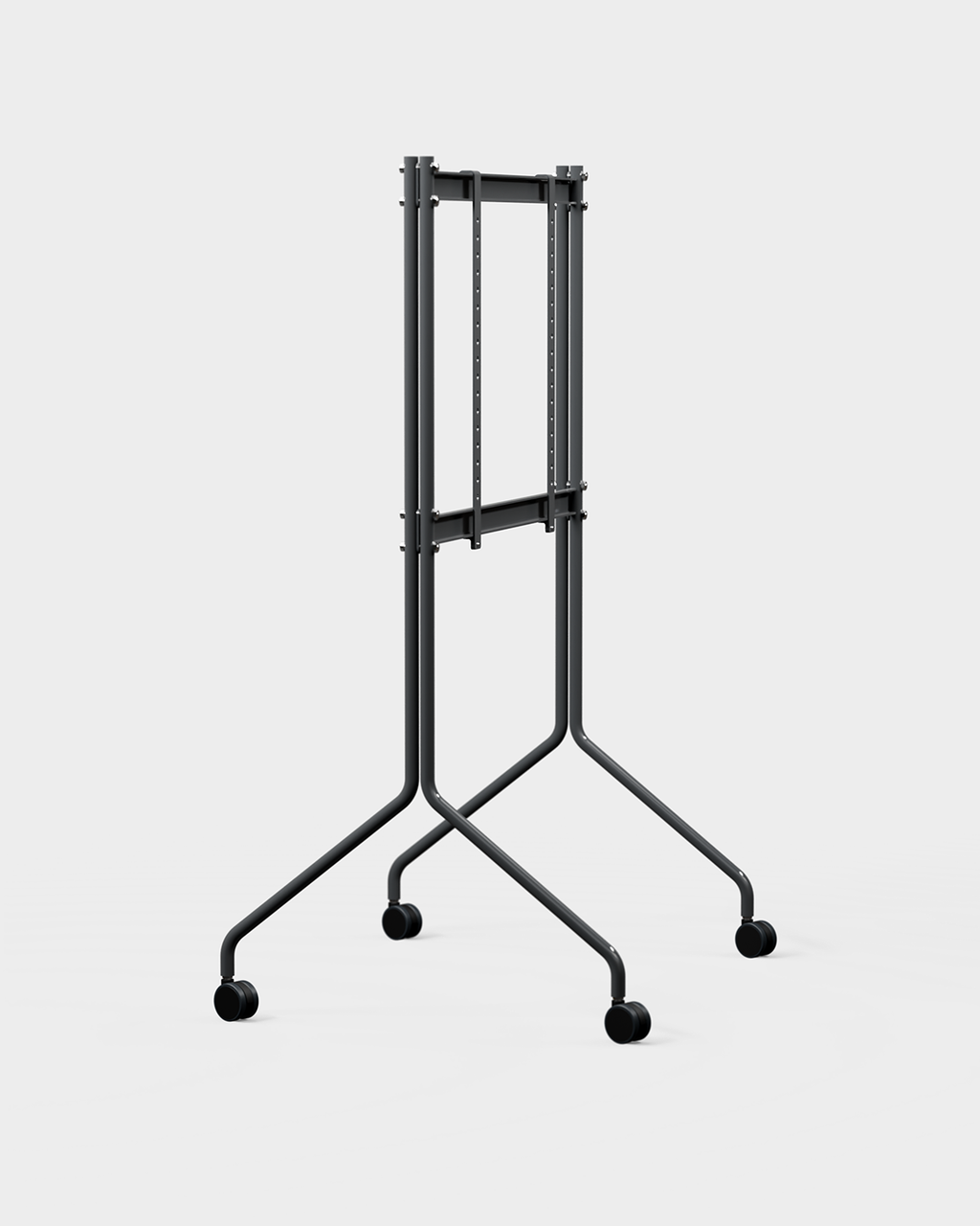 Supporto Moon Tall in Charcoal in un packshot angolato in studio, con grande TV su gambe sottili con ruote