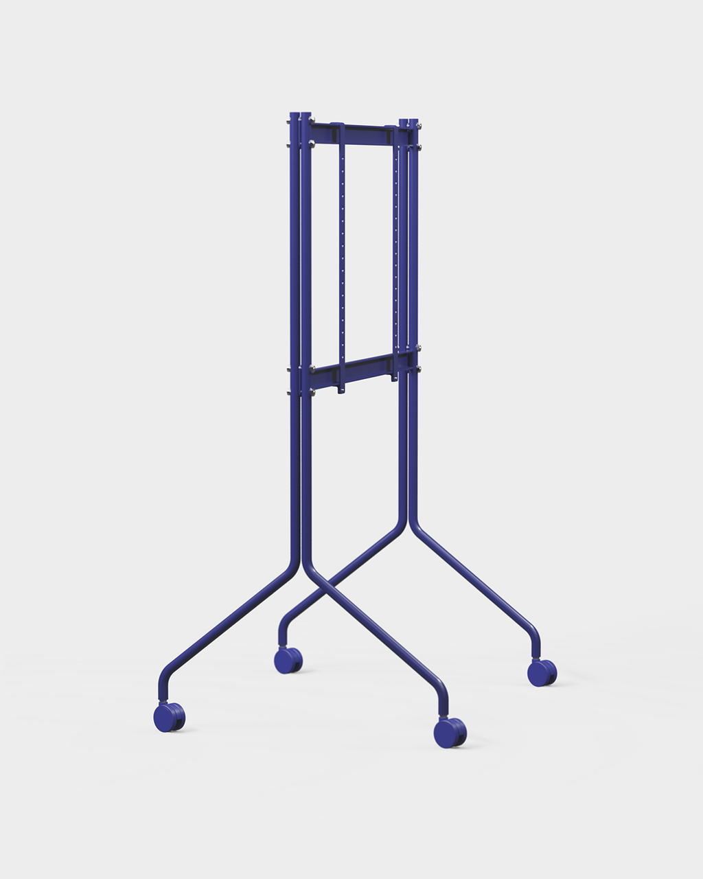 Moon Tall in Ultra Marine con TV a schermo piatto, vista angolata in studio con gambe divaricate e ruote con freno